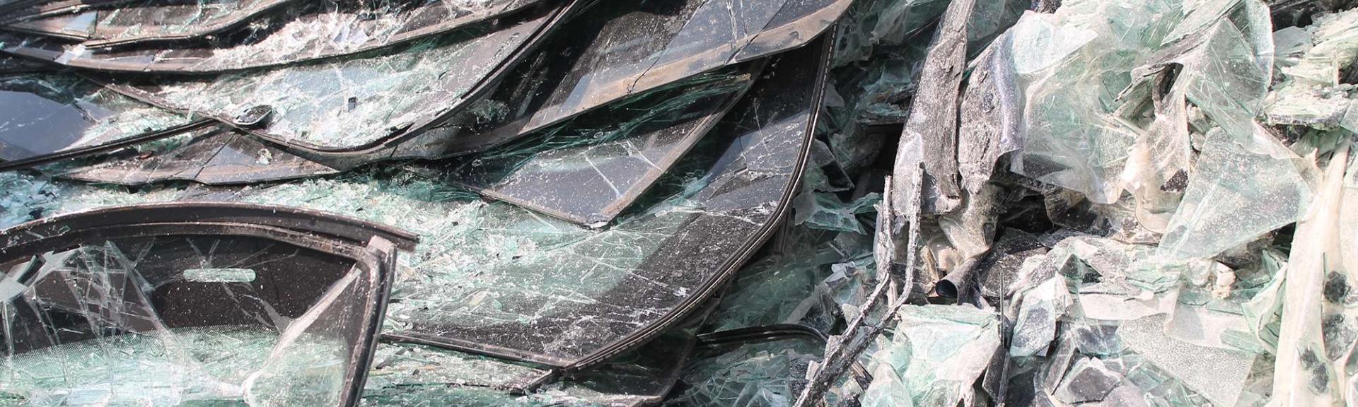 Ingezamelde autoruiten voor glasrecycling