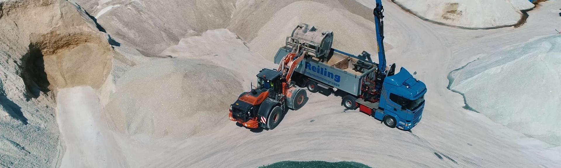 Lorry & Wheel Loader in Glasbergen
