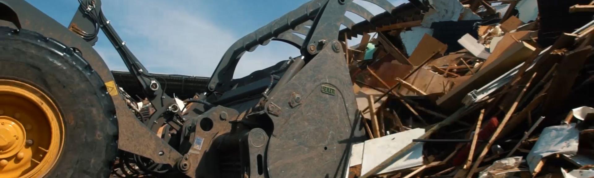 Vervoer van het afvalhout naar de verwerkingsinstallatie voor recycling