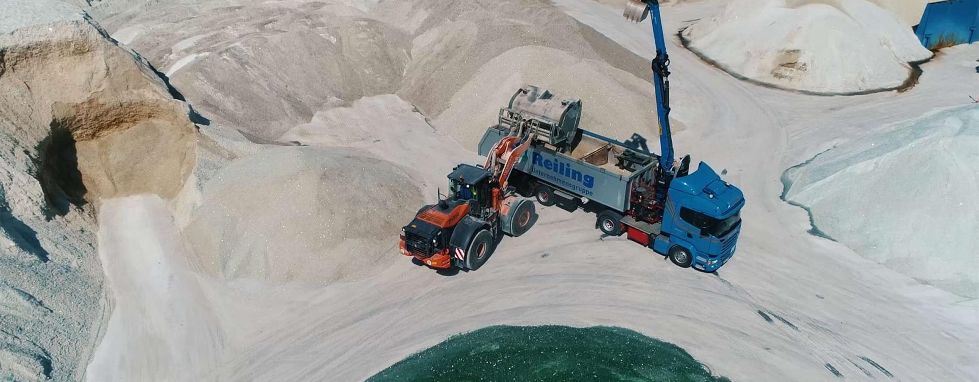 Lorry & Wheel Loader in Glasbergen