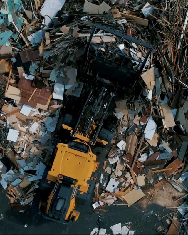 Transport van het afvalhout naar de verwerkingsinstallatie voor recycling