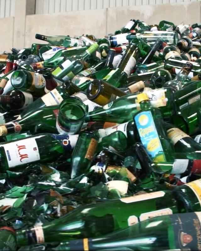 Verzameling van groen glas uit de gemeentelijke inzameling